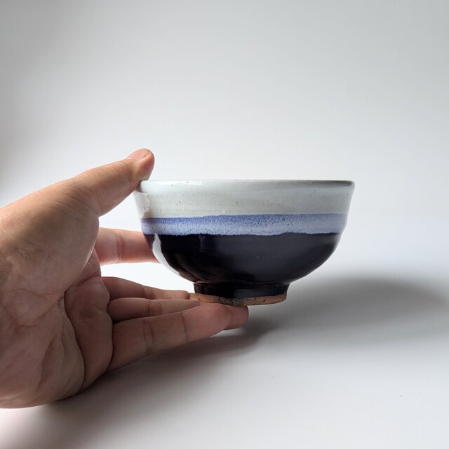 深い藍と白のグラデーションが美しい 手仕事の飯茶碗 | iichi 日々の