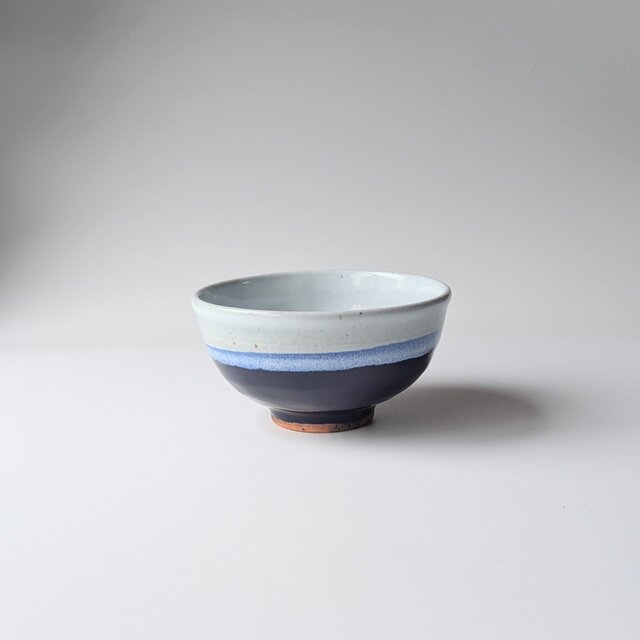 深い藍と白のグラデーションが美しい 手仕事の飯茶碗 | iichi 日々の