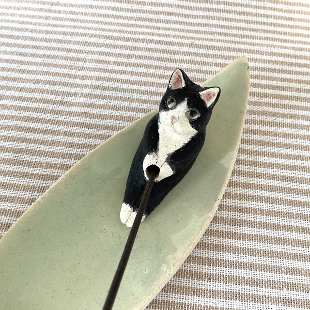 釣りする猫のお香立て(ハチワレ) | iichi 日々の暮らしを心地よくする
