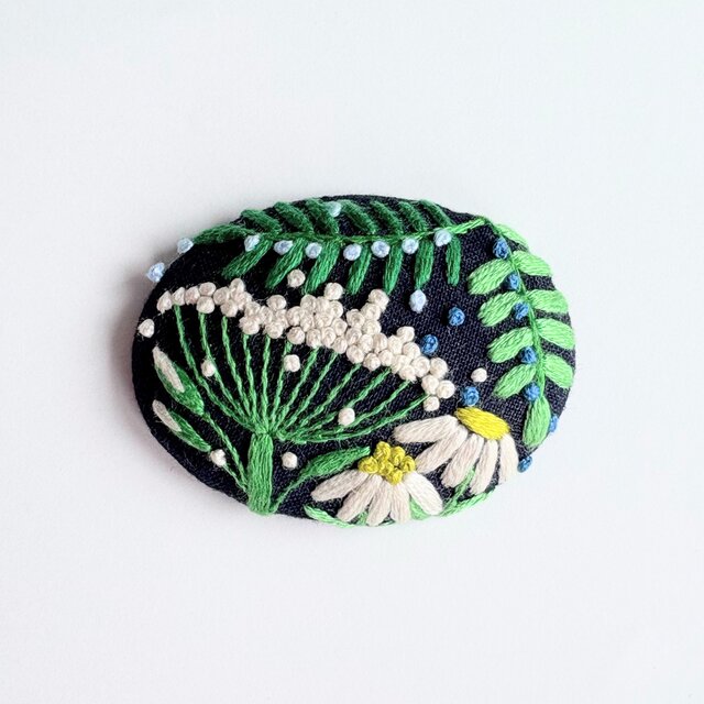 小さなお花の刺繍ブローチ・botanical#496 | iichi 日々の暮らしを