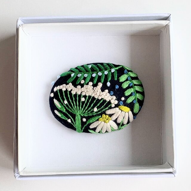 小さなお花の刺繍ブローチ・botanical#496 | iichi 日々の暮らしを