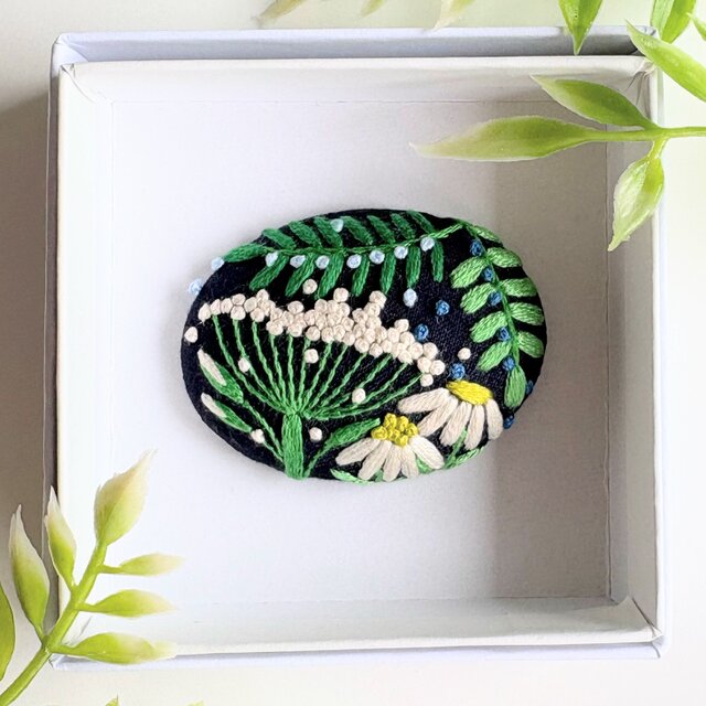 花の刺繍ブローチ 小さなお花の刺繍ブローチ・botanical#496 | iichi 日々の暮らしを