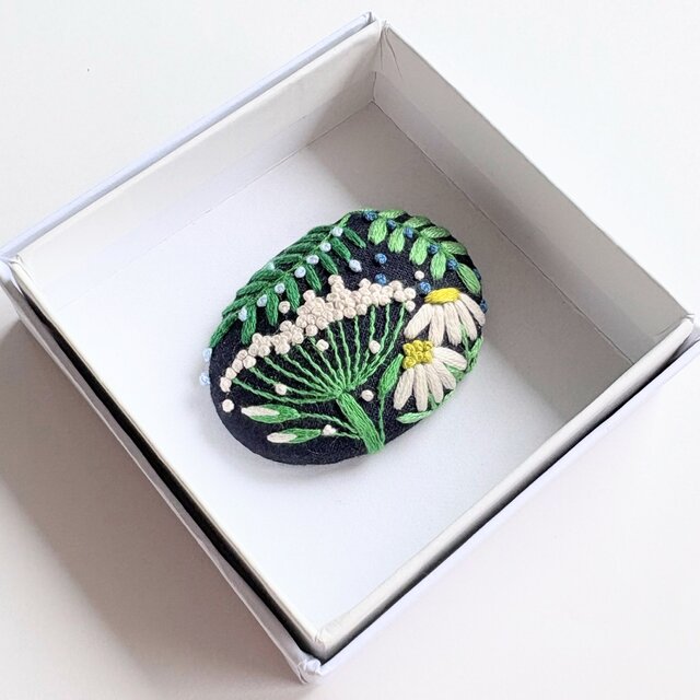 小さなお花の刺繍ブローチ・botanical#496 | iichi 日々の暮らしを