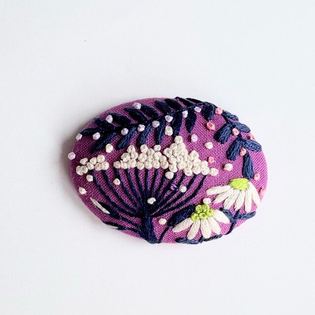 モコ花　刺繍ブローチ　薄ピンク×ネイビー生地 小さなお花の刺繍ブローチ・botanical#497 | iichi 日々の暮らしを