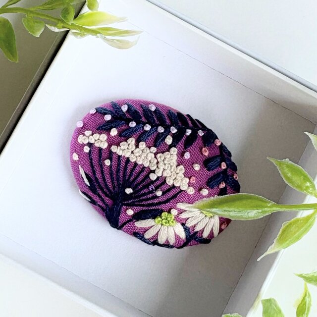 小さなお花の刺繍ブローチ・botanical#497 | iichi 日々の暮らしを