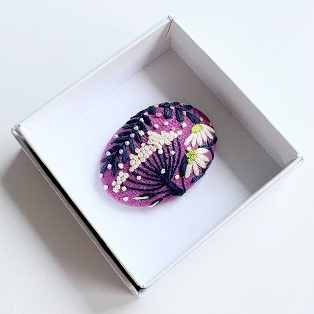 小さなお花の刺繍ブローチ・botanical#497 | iichi 日々の暮らしを