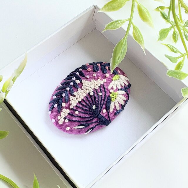 小さなお花の刺繍ブローチ・botanical#497 | iichi 日々の暮らしを