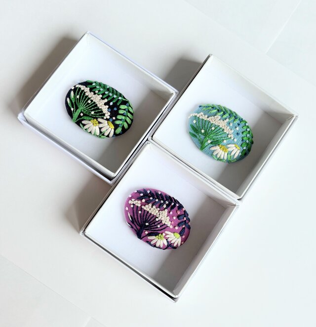 小さなお花の刺繍ブローチ・botanical#497 | iichi 日々の暮らしを