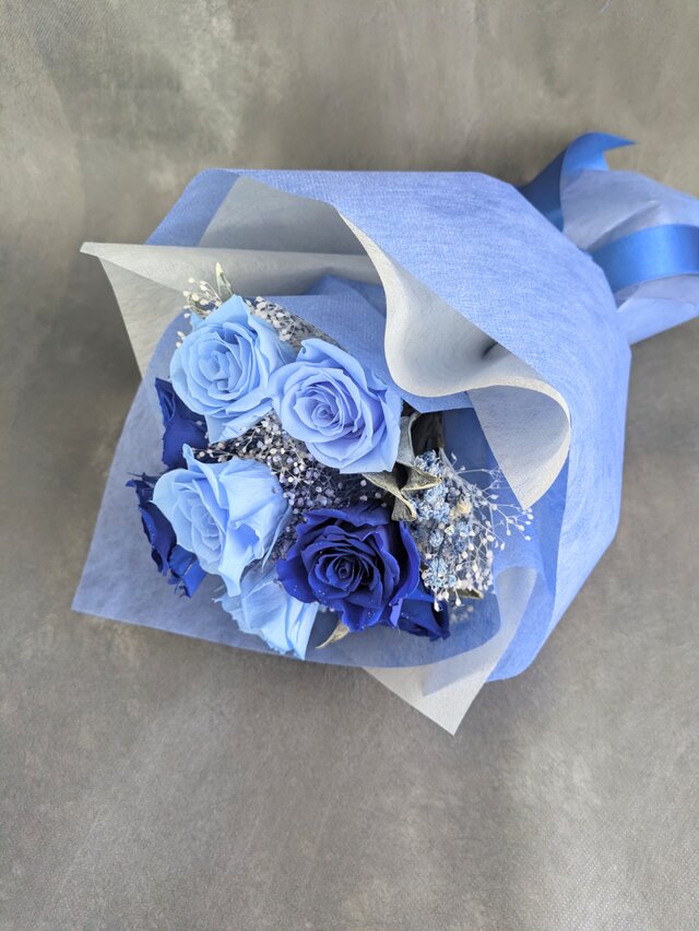 プリザーブドフラワー青い薔薇と水色の薔薇11本とかすみ草の花束／奇跡