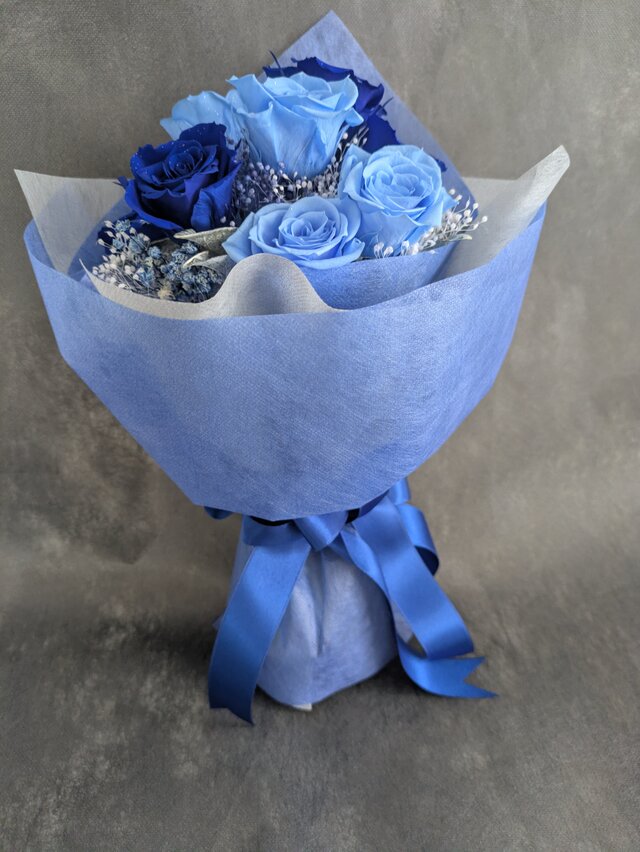 プリザーブドフラワー青い薔薇と水色の薔薇11本とかすみ草の花束／奇跡