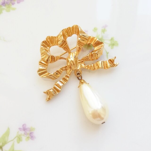 【美品】KARL LAGERFELD ブローチ 天使 フェイクパール ゴールド CAROLEE ゴールドトーン フェイクパール リボン ブローチ/CJ8187