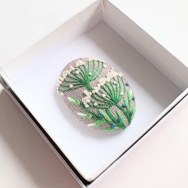 小さなお花の刺繍ブローチ・botanical#500 | iichi 日々の暮らしを