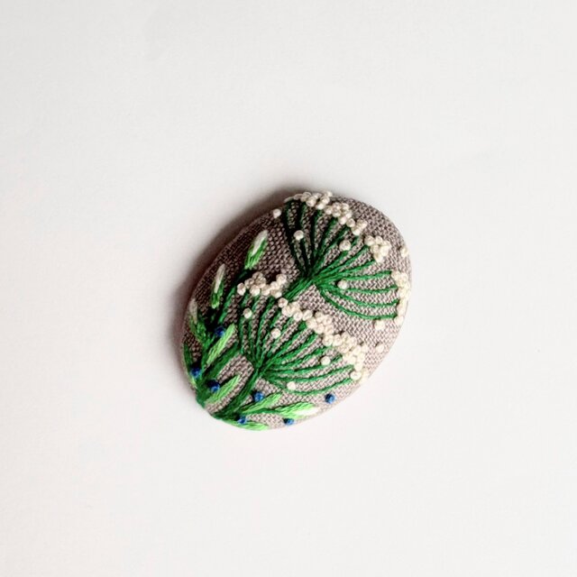 小さなお花の刺繍ブローチ・botanical#500 | iichi 日々の暮らしを