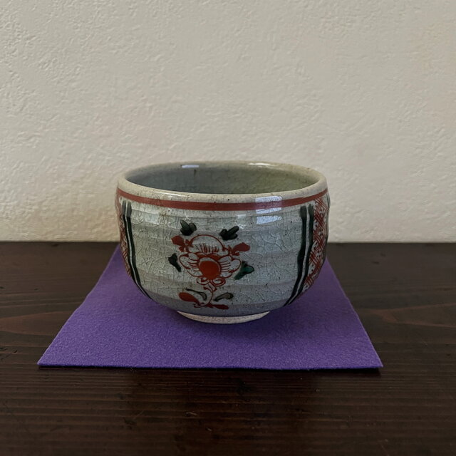 渋草焼 野点碗 赤絵花の図柄 箱付き yk136 | iichi 日々の暮らしを