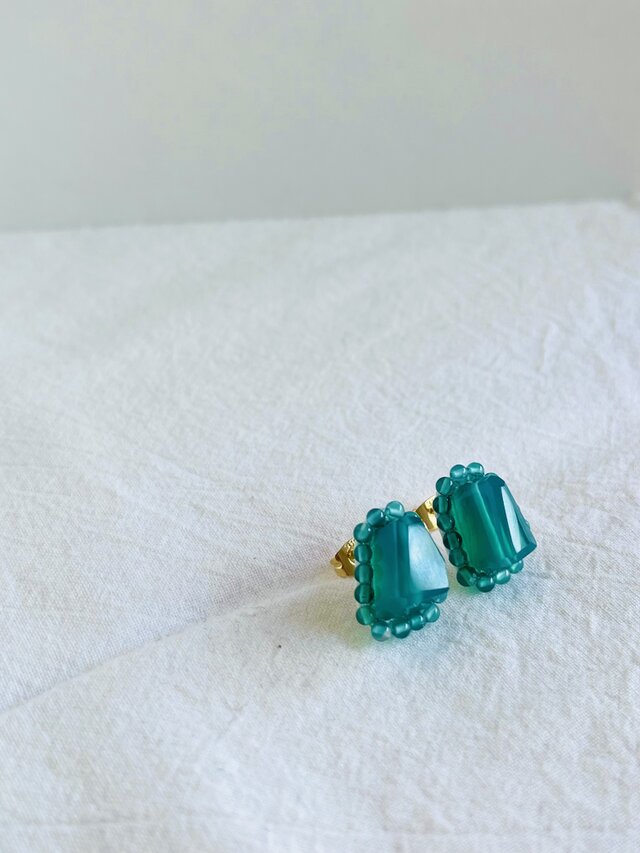 天然石刺繍／ピアス】グリーンオニキス×粒々グリーンオニキス | iichi