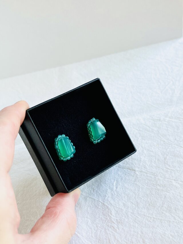 天然石刺繍／ピアス】グリーンオニキス×粒々グリーンオニキス | iichi
