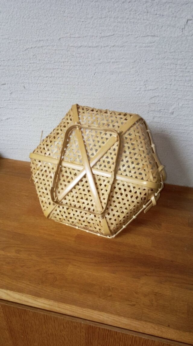 鉄線編み手付きカゴ | iichi 日々の暮らしを心地よくするハンドメイド