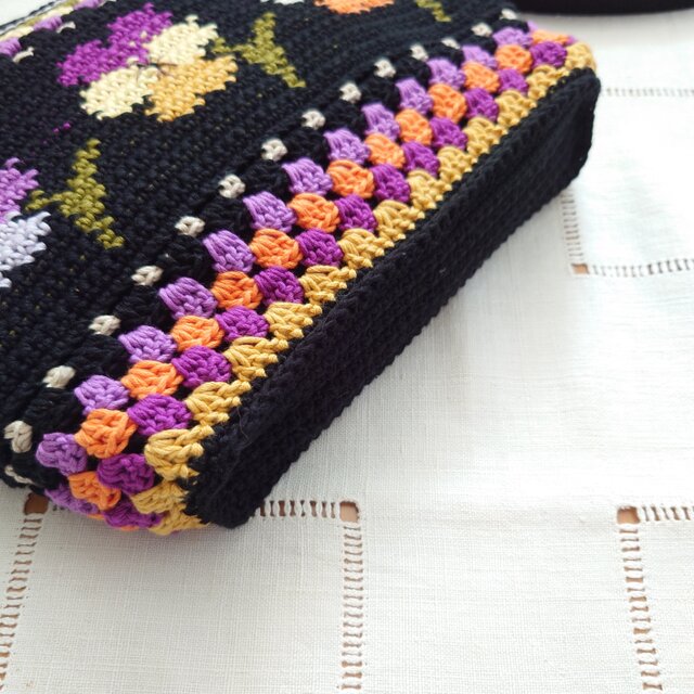 限定品 HIROKO HAYASHI OTTICAシリーズ 小銭入 編み込み模様 スミレの編み込み模様のサコッシュ～ブラック✕マルチカラー | iichi