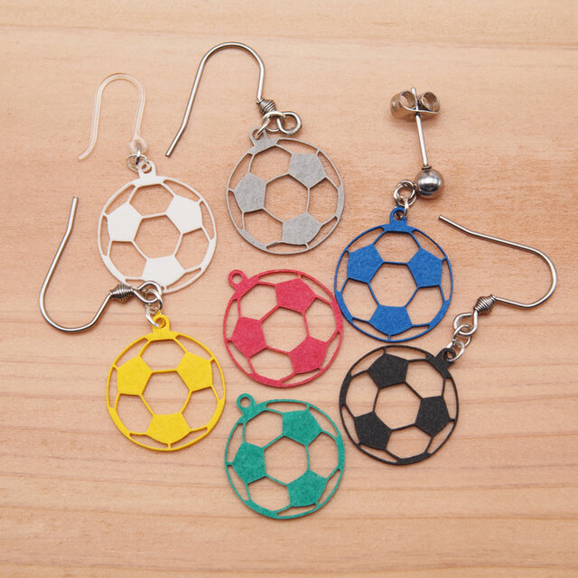 サッカーボール Ω 軽さは正義 Ω ピアス Ω イヤリング | iichi 日々の