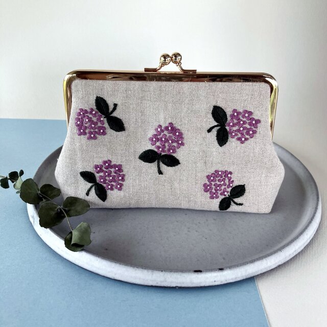 ハンドメイド　手刺繍　がま口ポーチ☆ MAYUです ハンドメイド＊刺繍がま口ポーチ 専用 ファッション小物 ハンドメイド