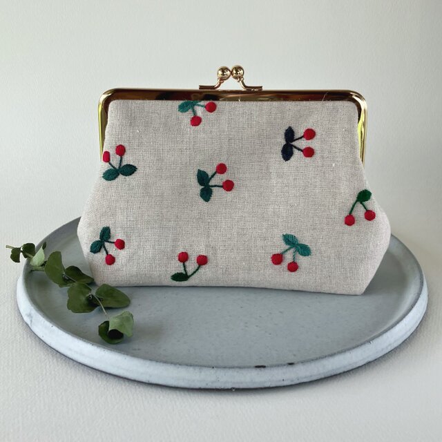 ぷっくり さくらんぼ 刺繍 がま口ポーチ | iichi 日々の暮らしを