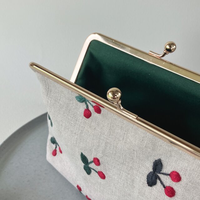ぷっくり さくらんぼ 刺繍 がま口ポーチ | iichi 日々の暮らしを