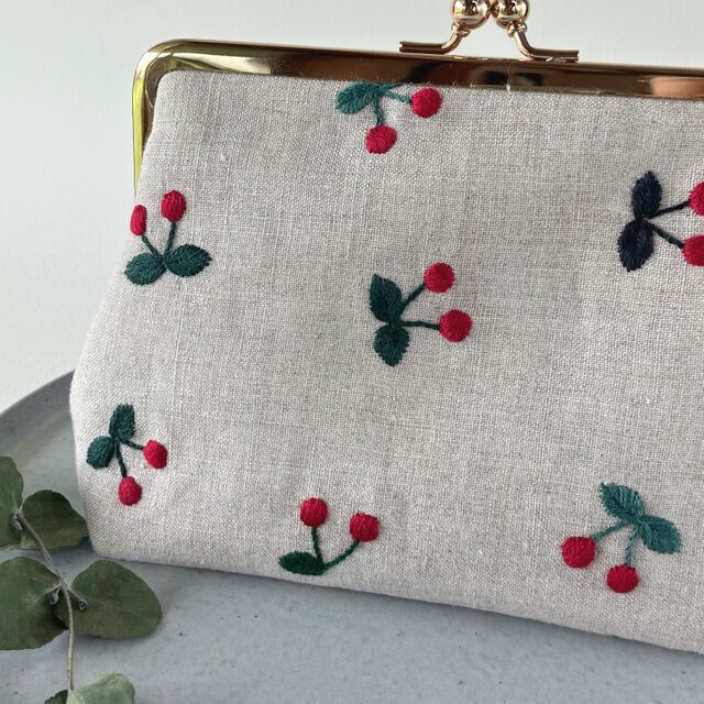 ぷっくり さくらんぼ 刺繍 がま口ポーチ | iichi 日々の暮らしを