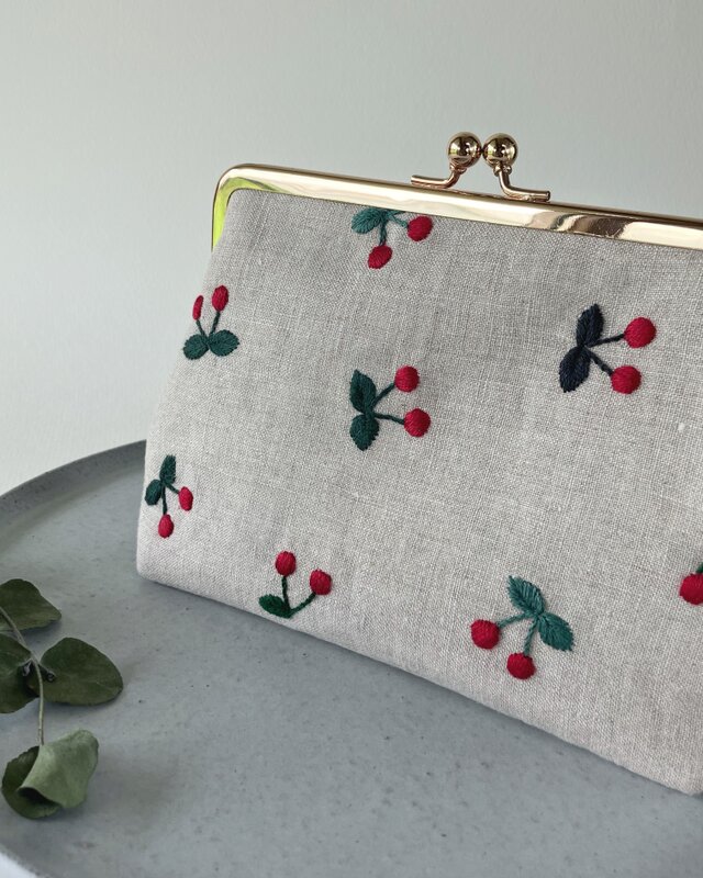 ぷっくり さくらんぼ 刺繍 がま口ポーチ | iichi 日々の暮らしを