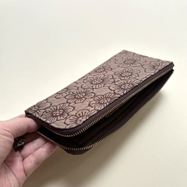 ピッグスキンのスリムな長財布 L字型 フラワー カフェオレ | iichi