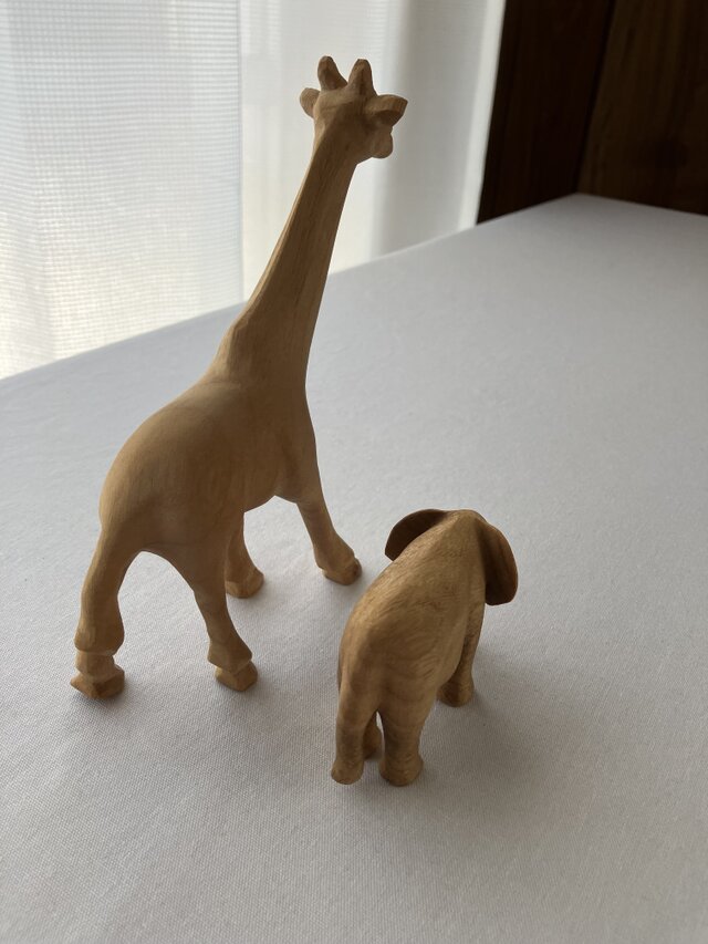 キリンとゾウ 彫刻 | iichi 日々の暮らしを心地よくするハンドメイドや