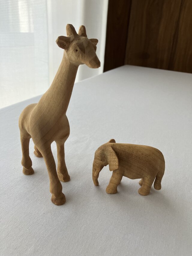 キリンとゾウ 彫刻 | iichi 日々の暮らしを心地よくするハンドメイドや