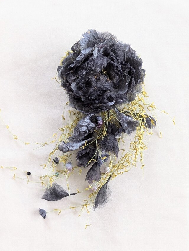 布花 ちりちり花びらのコサージュ黒（小）/ 00139 | iichi 日々の