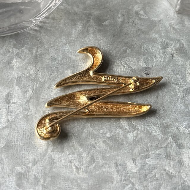 SCM53-【 Monet 】モネ・ヴィンテージブローチ 1980s Gold Initial 