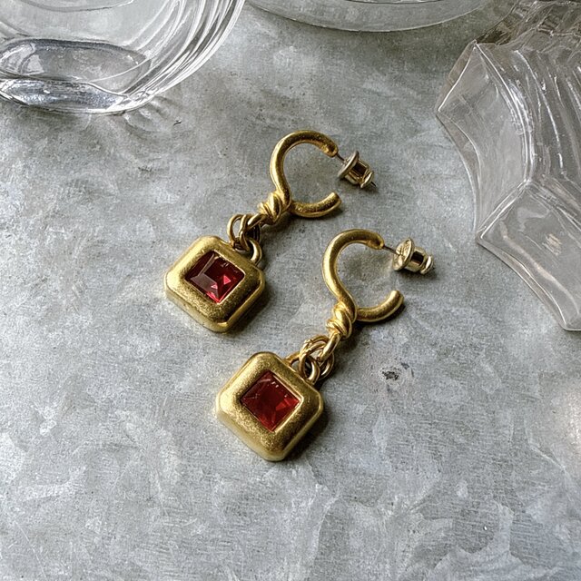 P818-ヴィンテージピアス U.S.A. 1980-90s Square Ruby Red & Twist