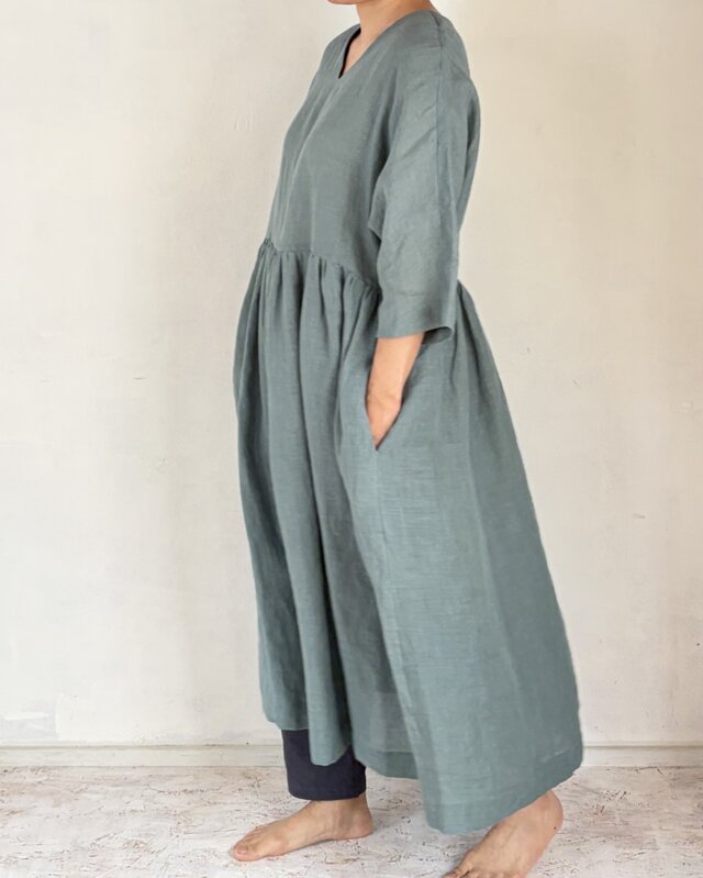 手染め Vワンピース Marrard green | iichi 日々の暮らしを心地よく