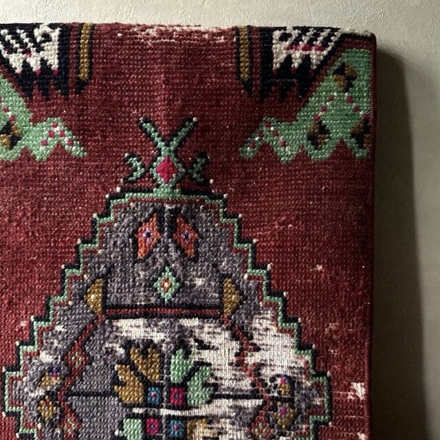 【インドのアンティーク刺し子】ヴィンテージ 草木染め 布 赤 刺繍 貝 ステッチ 39×85 えんじ×ミントグリーン 擦れ トルコヴィンテージラグ | iichi