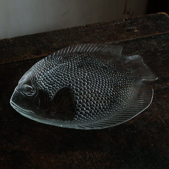 海の幸を盛り付けたくなる◇魚の形状。クリスタルガラス変形大皿