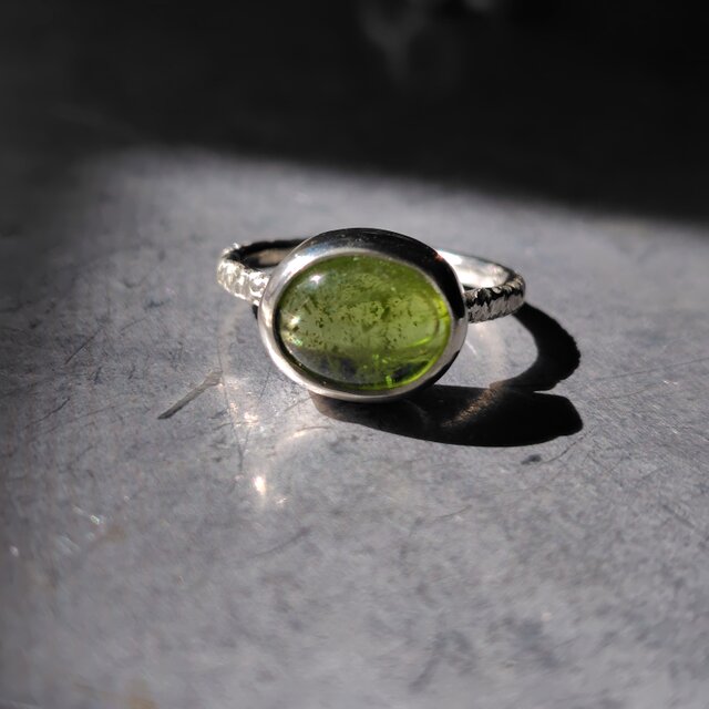 ハンドメイド ペリドットシルバーリング12号 ペリドットシルバーリング#12.5 | iichi 日々の暮らしを心地よくする