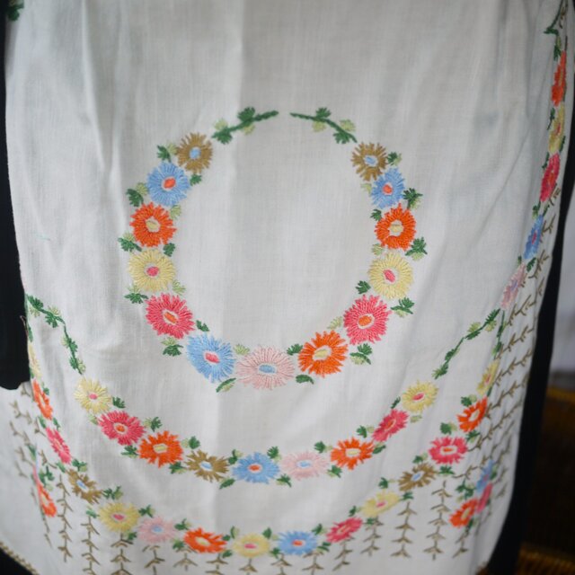 サロンエプロン マーガレット刺繍 リメイク ドイツヴィンテージ