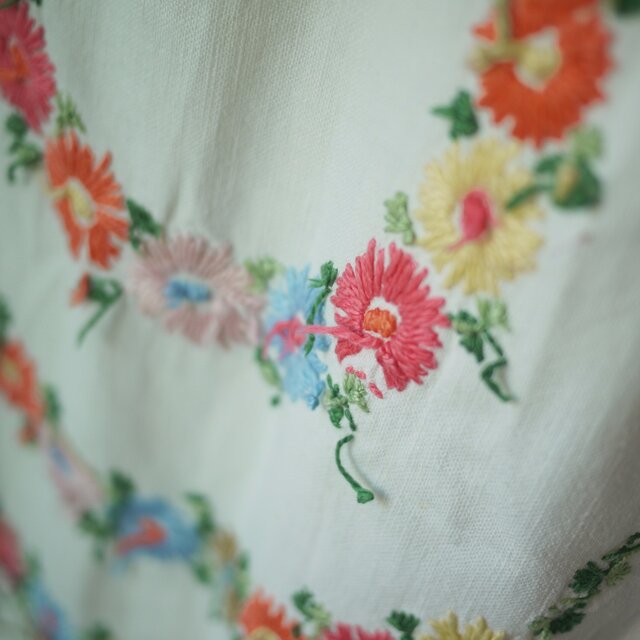 サロンエプロン マーガレット刺繍 リメイク ドイツヴィンテージ