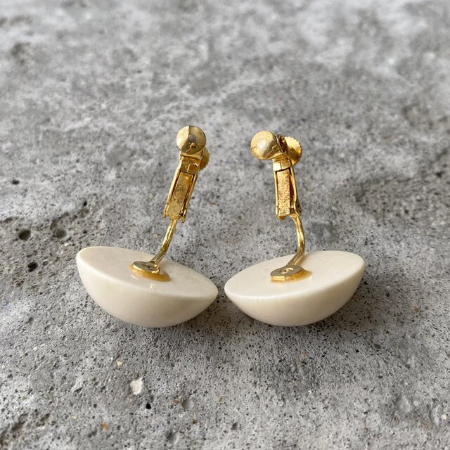 Vintage 70s-80s retro offwhite round cabochon earrings | iichi