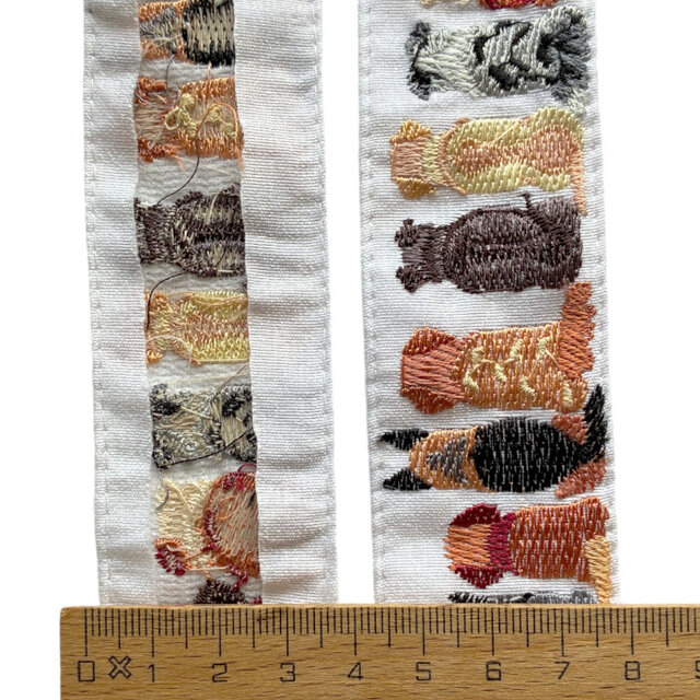 インド刺繍リボン50cm切り売り 犬の後ろ姿 3.7cm ホワイト ドッグ