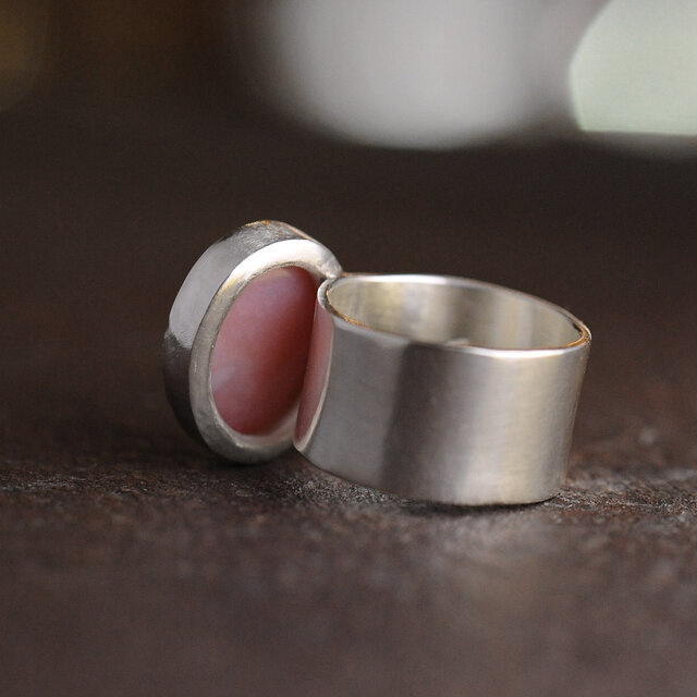 ピンクオパールのオフセットリング | iichi 日々の暮らしを心地よく