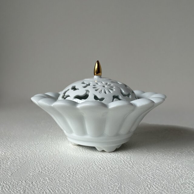 金彩ツマミ白磁透かし彫り華香炉 | iichi 日々の暮らしを心地よくする