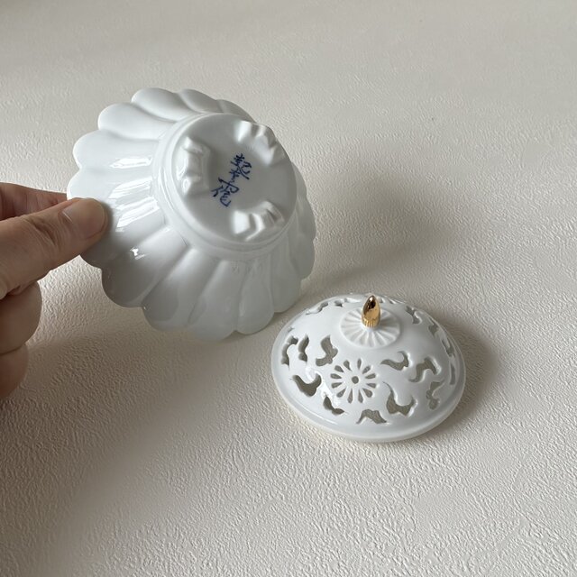 金彩ツマミ白磁透かし彫り華香炉 | iichi 日々の暮らしを心地よくする