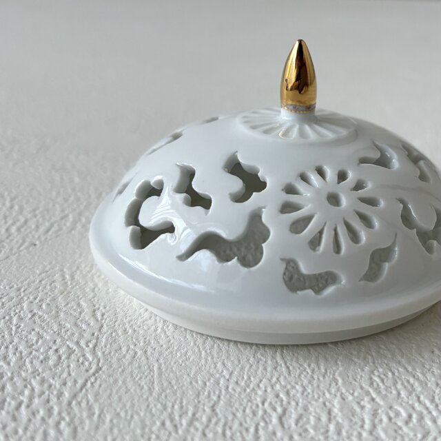 金彩ツマミ白磁透かし彫り華香炉 | iichi 日々の暮らしを心地よくする