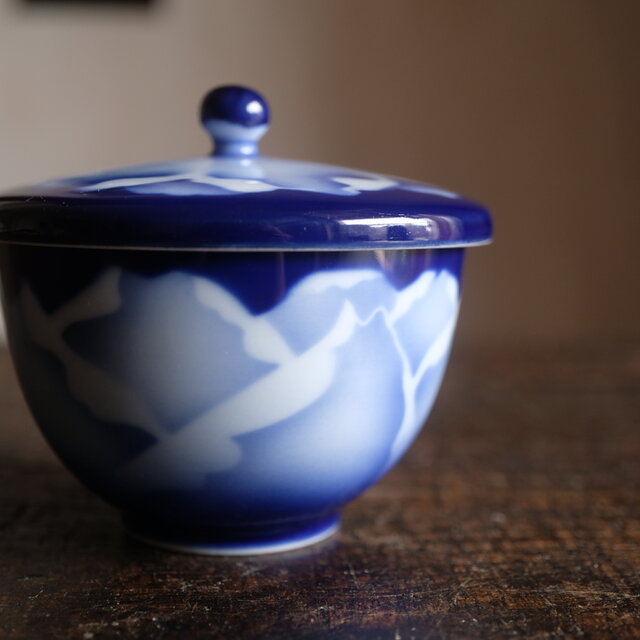 深川製 蓋付湯呑み 茶器 工芸品 青 ブルー 美術 茶器 大きな花文様 JP