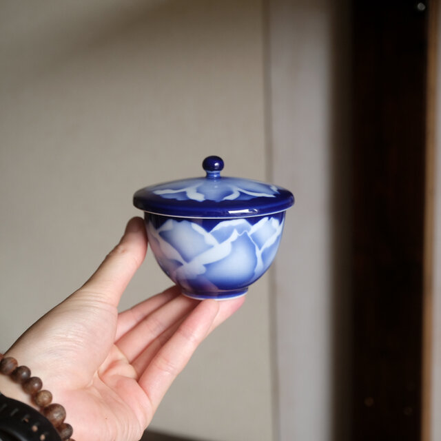 深川製 蓋付湯呑み 茶器 工芸品 青 ブルー 美術 茶器 大きな花文様 JP