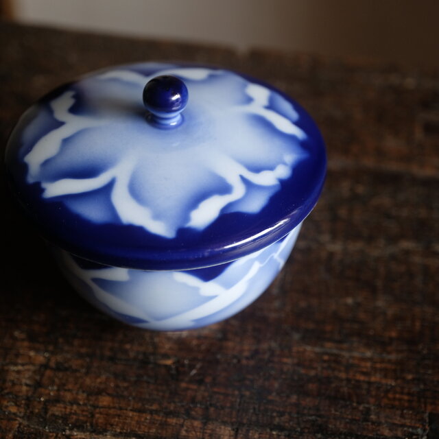 深川製 蓋付湯呑み 茶器 工芸品 青 ブルー 美術 茶器 大きな花文様 JP