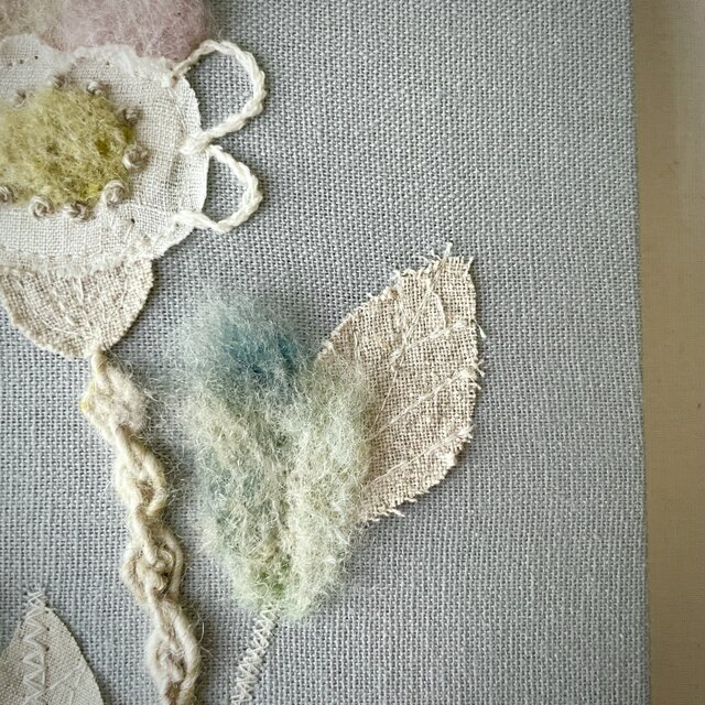 【一点もの】刺繍 ファブリックパネル　『Flower, k'.』 一点もの】刺繍 ファブリックパネル 『Flower, k'.』 | iichi 日々の